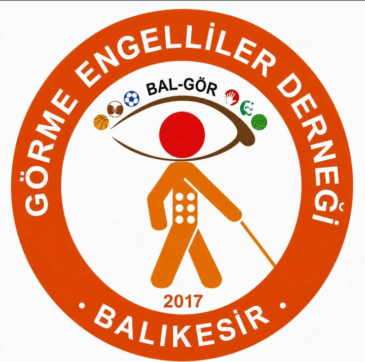 BalGÖR Derneği Logosu: Dış çerçevesi turuncu bir halkadan oluşan, beyaz zemin üzerine yerleştirilmiş, üzerinde basketbol, futbol ve tenis gibi farklı spor branşlarını simgeleyen topların yer aldığı detaylı bir göz figürü ve bu göz figürünün önünde sol elinde beyaz baston tutarak bağımsız hareket eden beyaz bir insan silüeti betimlenmektedir.