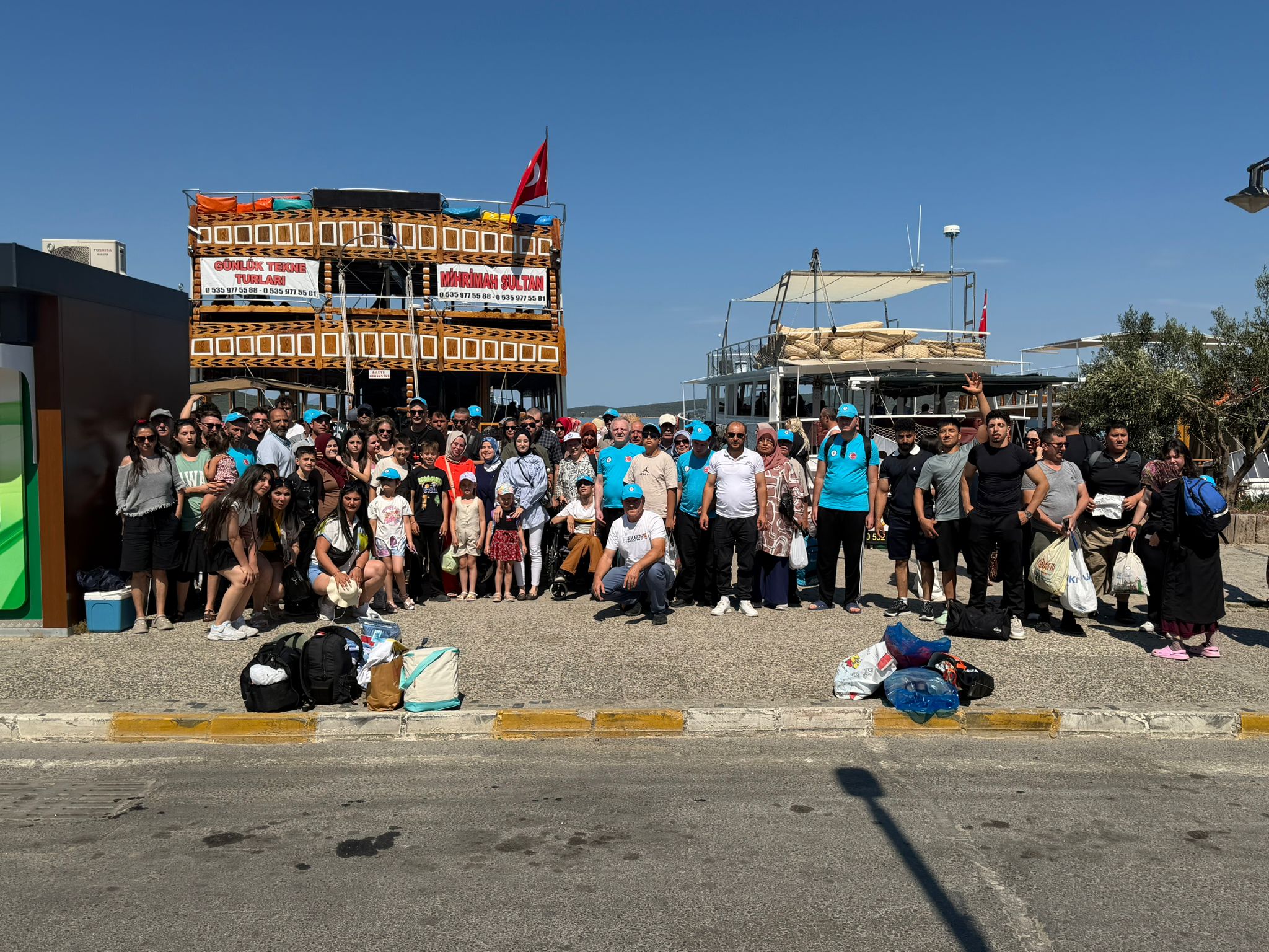 Balıkesir Görme Engelliler Derneğinden unutulmaz Ayvalık tekne turu: 150 kişilik büyük aile mavi turda buluştu
