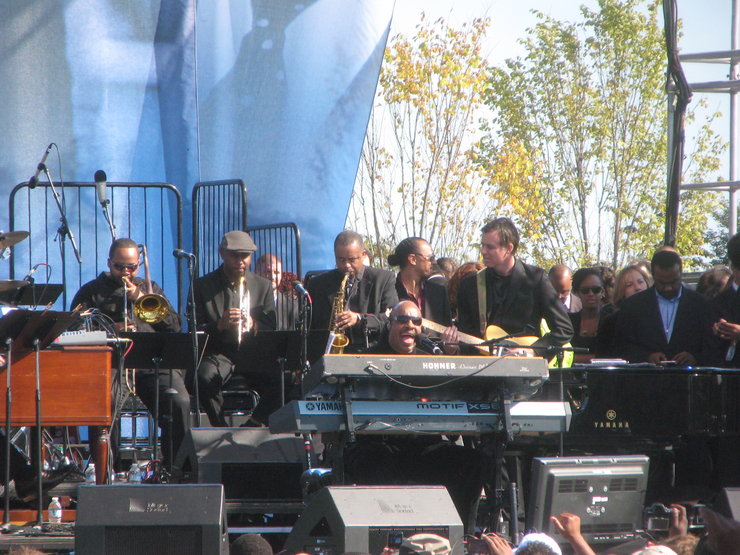 Stevie Wonder: 2011 yılında Martin Luther King Jr. Memorial konserinde sahnede çekilmiş gerçek fotoğrafı.